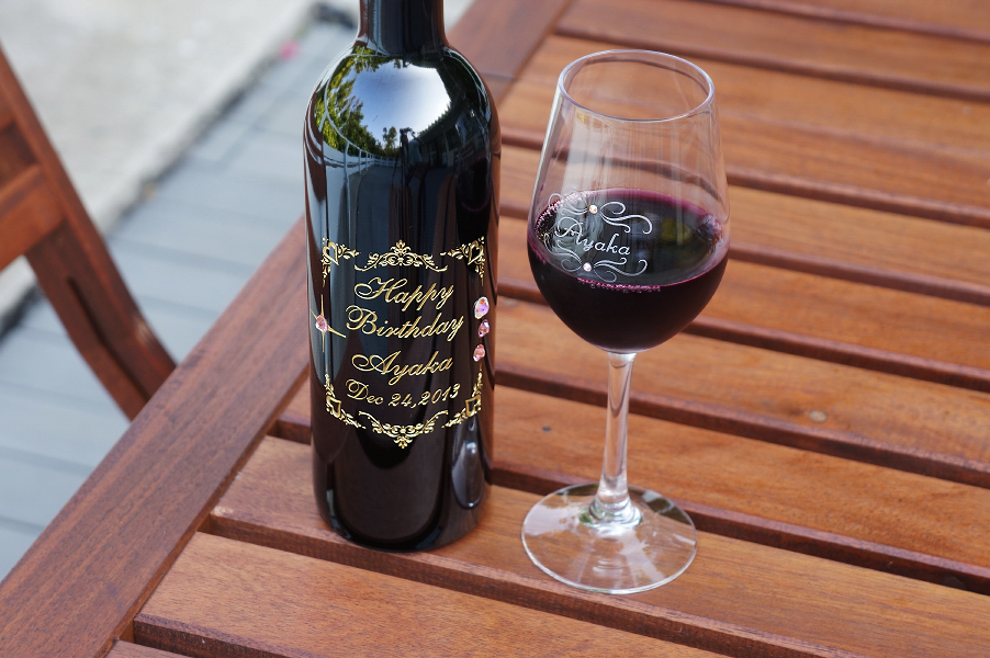 名入れワインとグラス