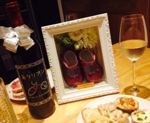 オリジナルワインと赤ちゃんの靴